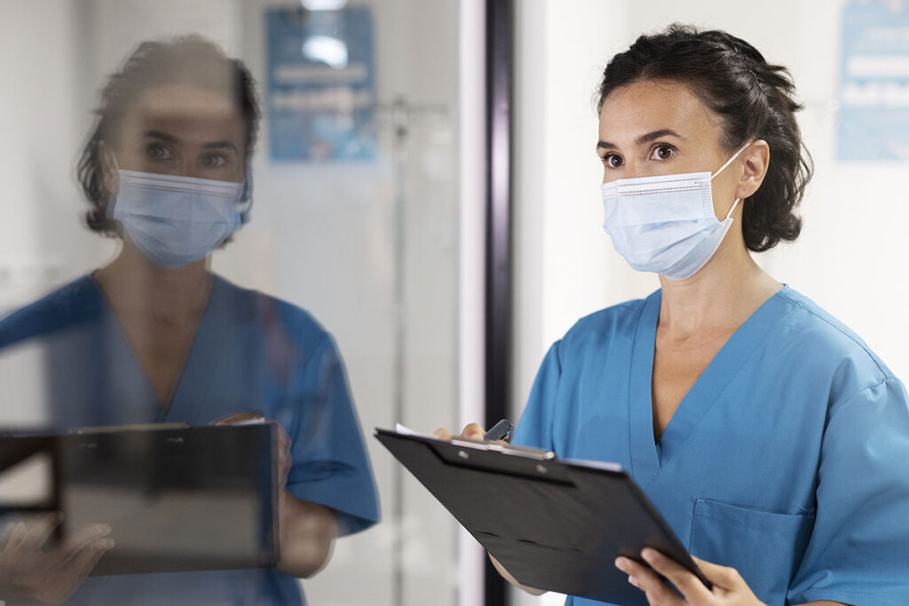 enfermeira-registra-prontuario-medico