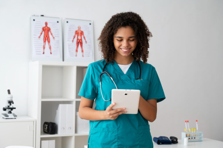 Enfermeira com semblante alegre, em ambiente clinico, interage com tablet,