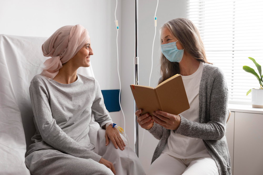 conversa com paciente em atendimento humanizado em ambiente clínico